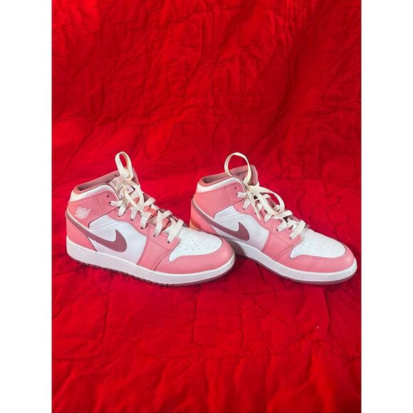 Nike‎ Air Jordan 1 Mid Valentine's Day" 2023  Youth 7 / Women's 8.5 - Picture 5 of 7